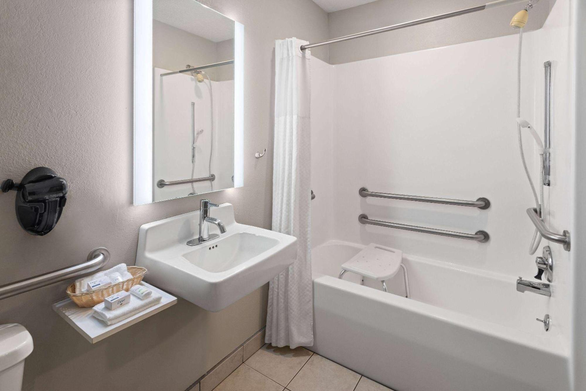 Baymont By Wyndham Lagrange Hotel Eksteriør billede