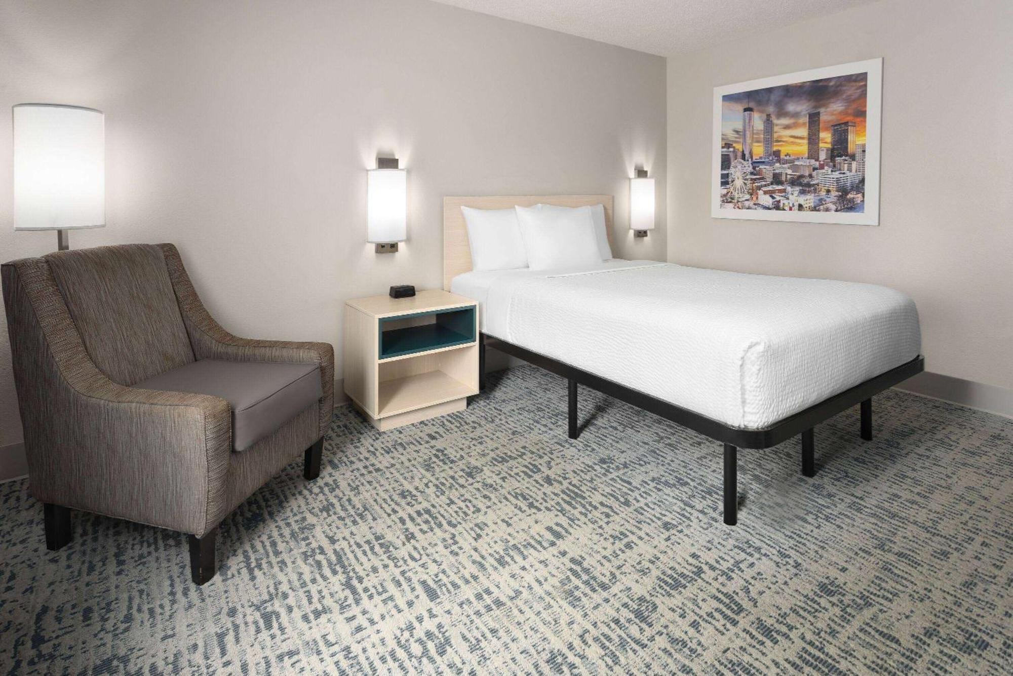Baymont By Wyndham Lagrange Hotel Eksteriør billede