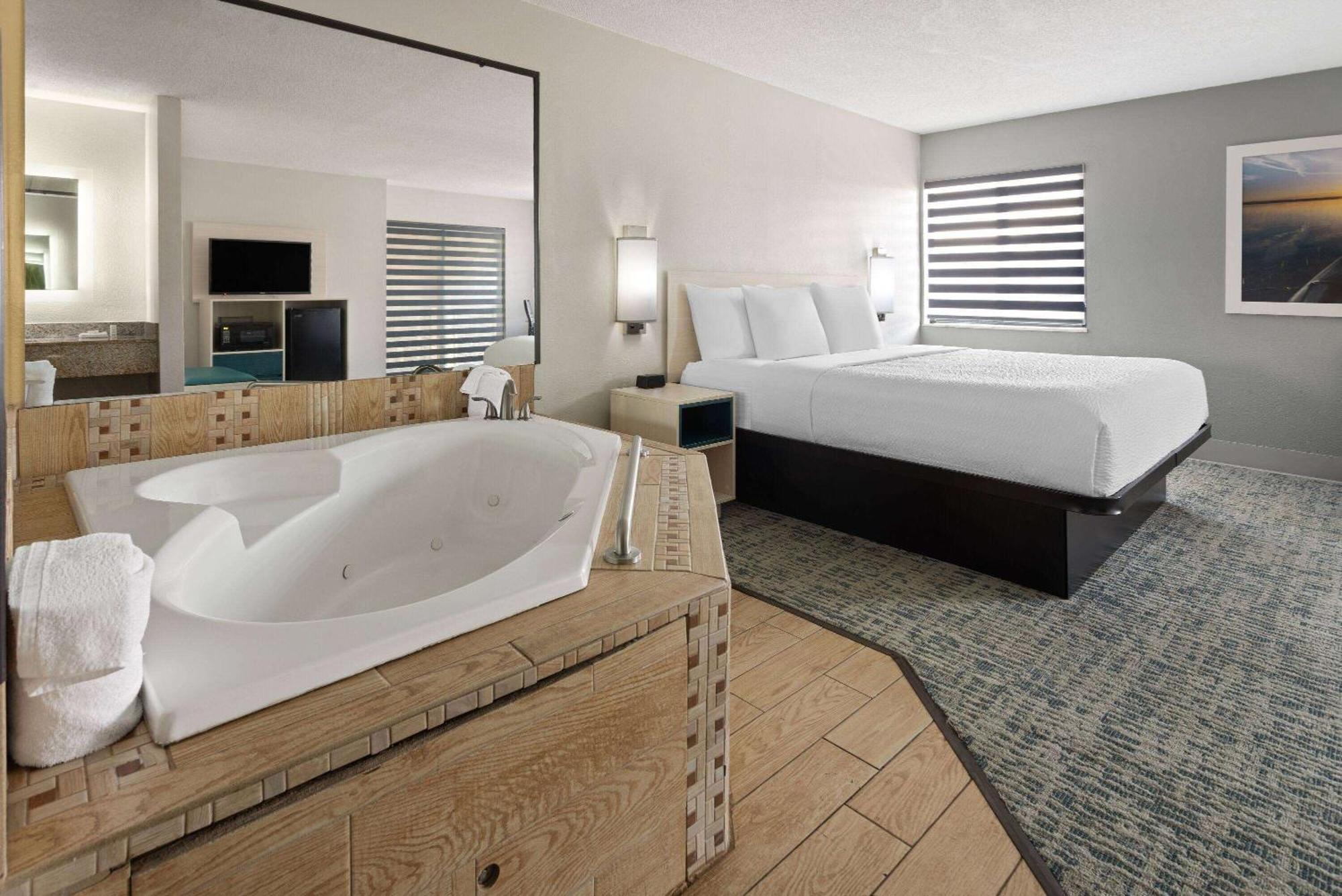 Baymont By Wyndham Lagrange Hotel Eksteriør billede